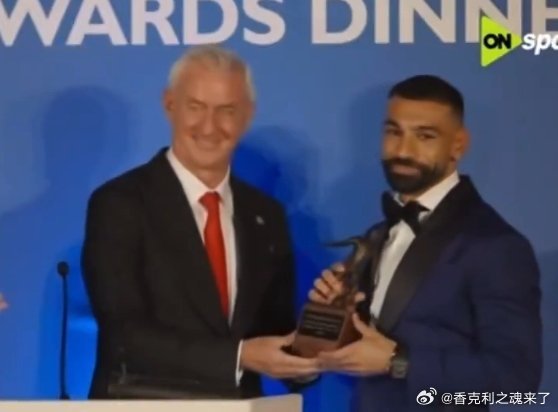 利物浦传奇拉什为萨拉赫颁发英格兰足球记者协会(FWA)年度最佳球员奖杯。  萨拉
