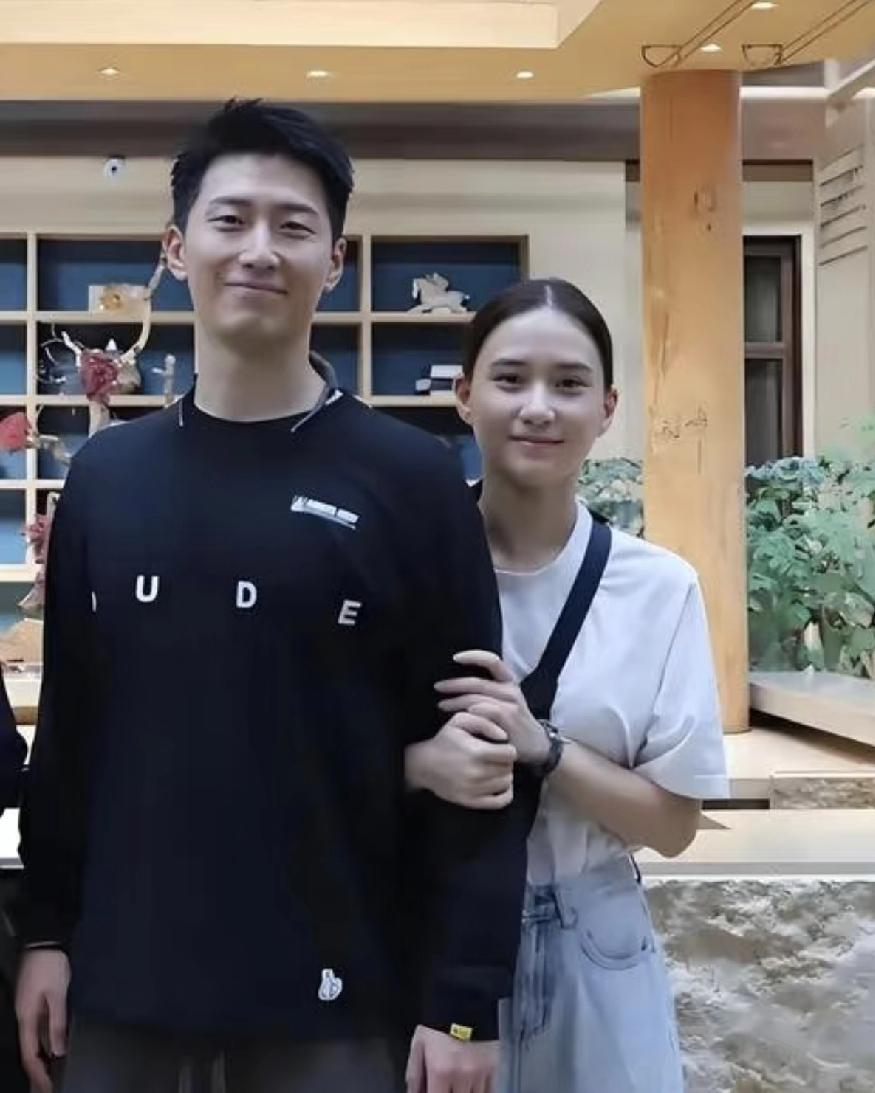 36岁的窦骁
给所有男人提了一个醒

可以娶比自己年龄小的，也可以找有钱的，但是