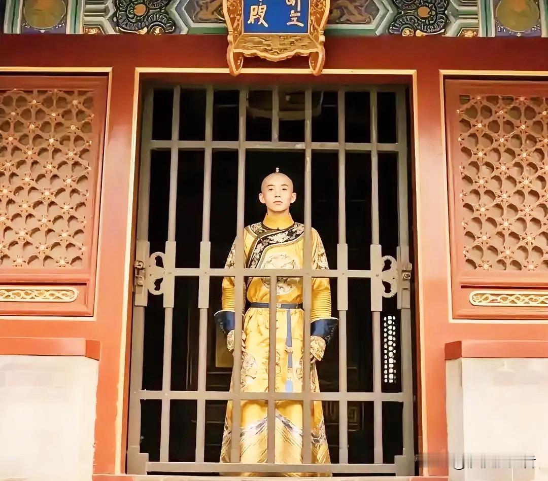 1734年，被囚禁26年的康熙长子胤褆病逝，留下二十多个子女。消息传到雍正耳中，