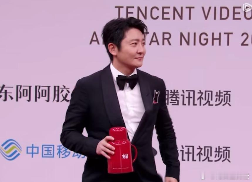 郭京飞左手驻站右手老舅 星光大赏现场，郭京飞这搭配太妙啦！黑西装尽显绅士风度，左