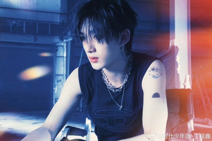 娱乐[超话]丁程鑫黑色无袖look丁程鑫新歌六宫格 ​​​盲猜是不是新歌！！ ​