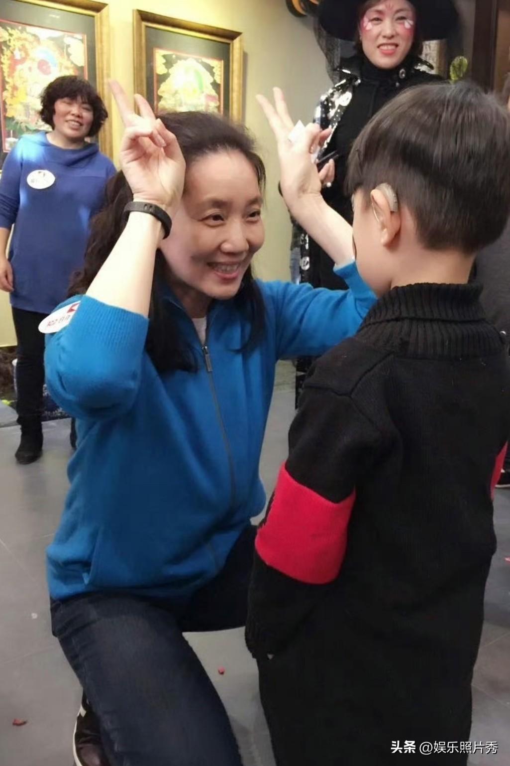她要是不“退休”，董卿估计都没机会吧？笑起来特别的“纯净”！

退休后的李修平，