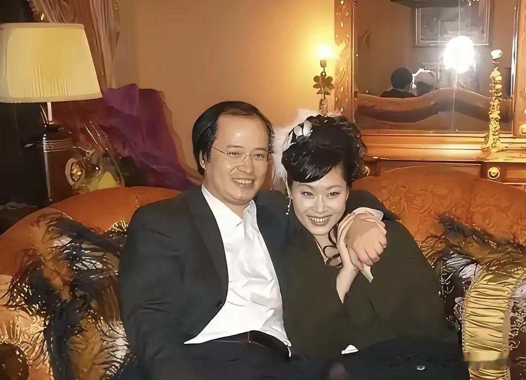 这是歌手于文华年轻时候的模样，长相没有宋祖英漂亮，属于颜值比较一般的歌手。

不