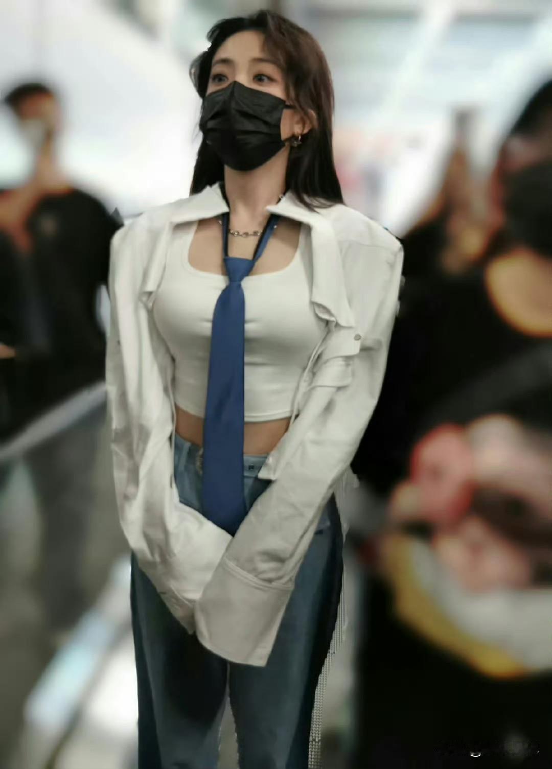 喻言，无法把眼睛从她身上挪开哪儿怕一点