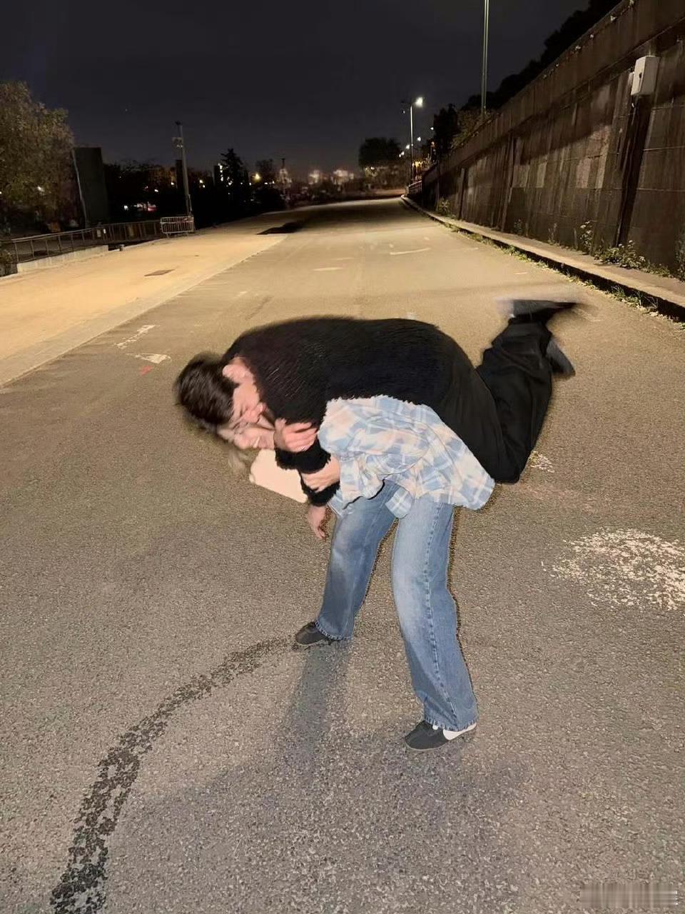 Lisa与BamBam合照 好美的老乡情！ ​​​
