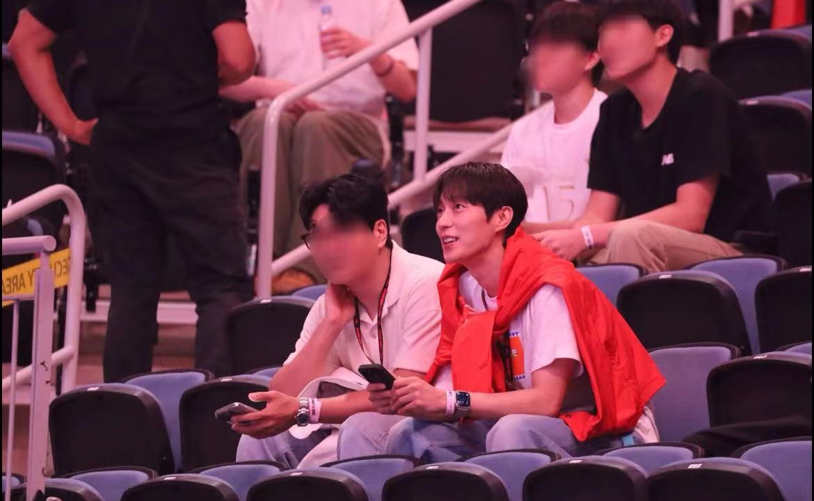 昨天出现在T1主场的全圆佑（seventeen成员）[爱慕][爱慕]来源：Xt1