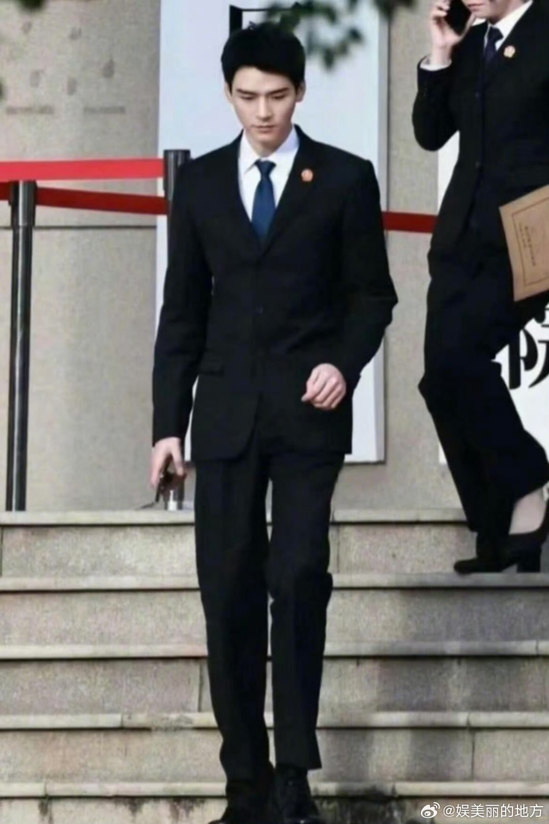 龚俊百灵鸟的B面是法槌 龚俊从百灵鸟切换成法官沈谢秩，歌声温柔灵动，拿起法槌一身