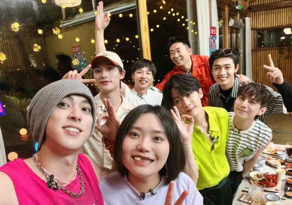 #好6团聚餐全员到齐合影#好六团又合体了，耶耶耶✌🏻太开心了，上次合体还是跨年