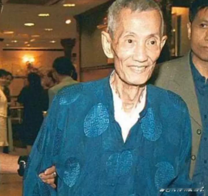 香港有个叫陈朗的风水师，2007年他最后的日子里，病房里挤满了人，都是身价过亿的
