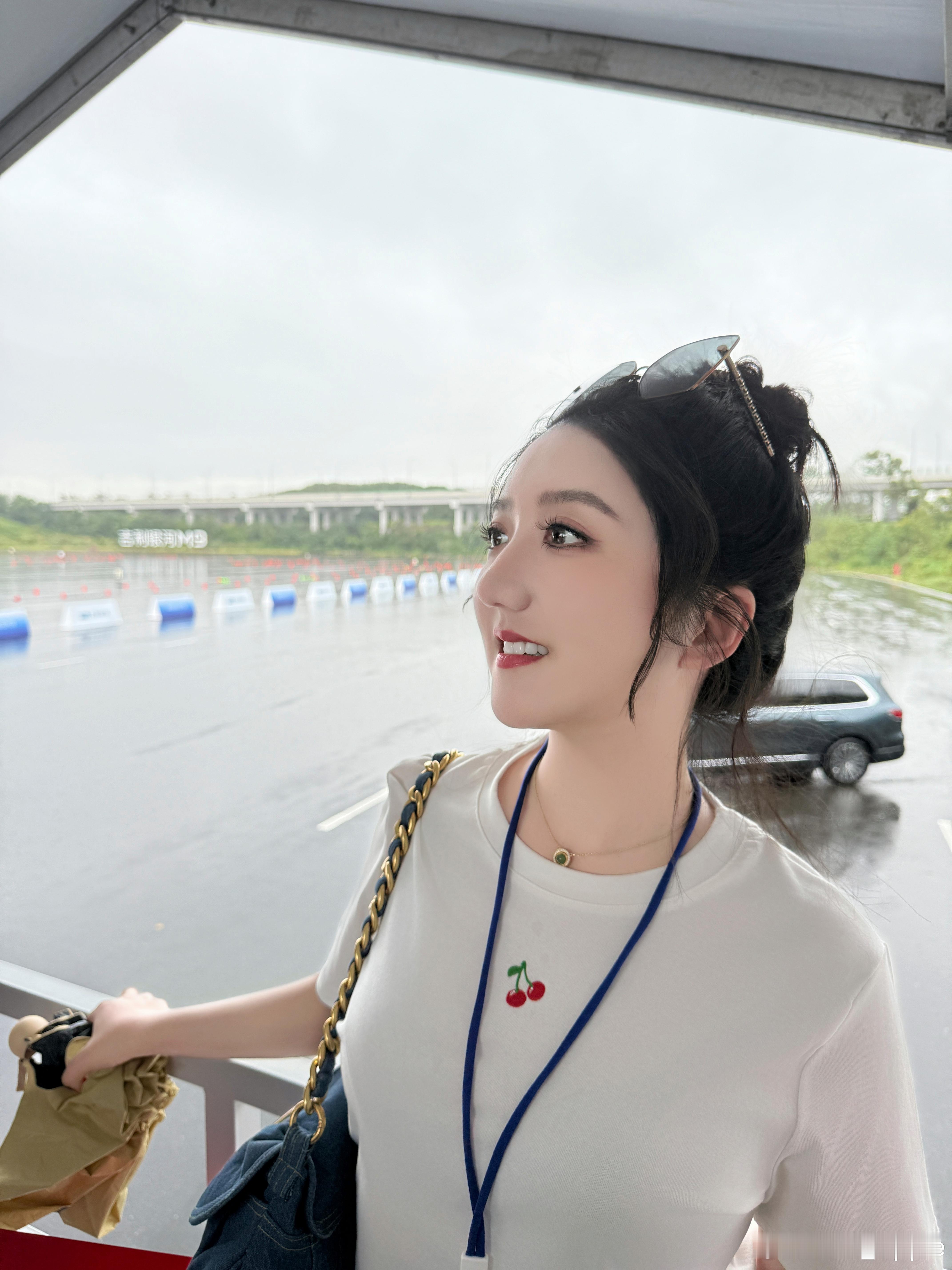 重庆雨🌧️不过已经习惯了 最近的拍摄感觉都在🌧️中度过菡菡子的日常菡你来看车