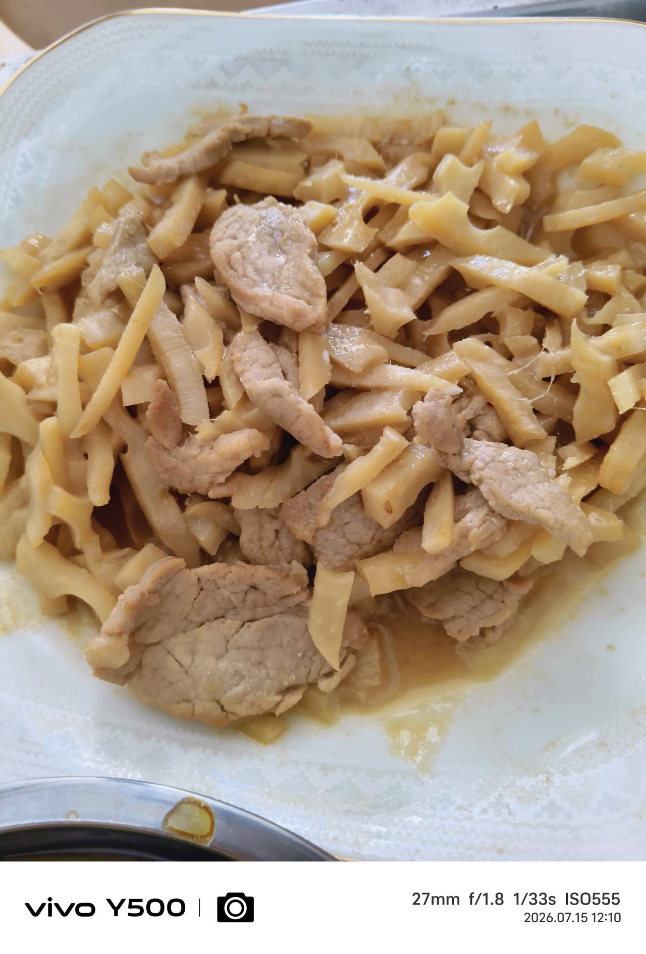 夏天一道菜——莲藕炖瘦肉
      莲藕的食用和药用价值人所共知，特别是炎热的