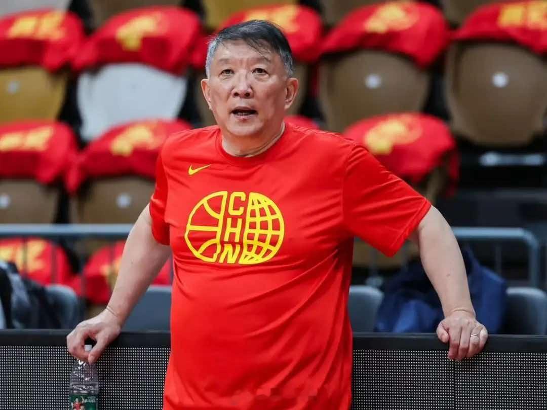 宫鲁鸣回应中国女篮三分13中0宫鲁鸣表示：“这个不能以一场球来定，今天有点特别，