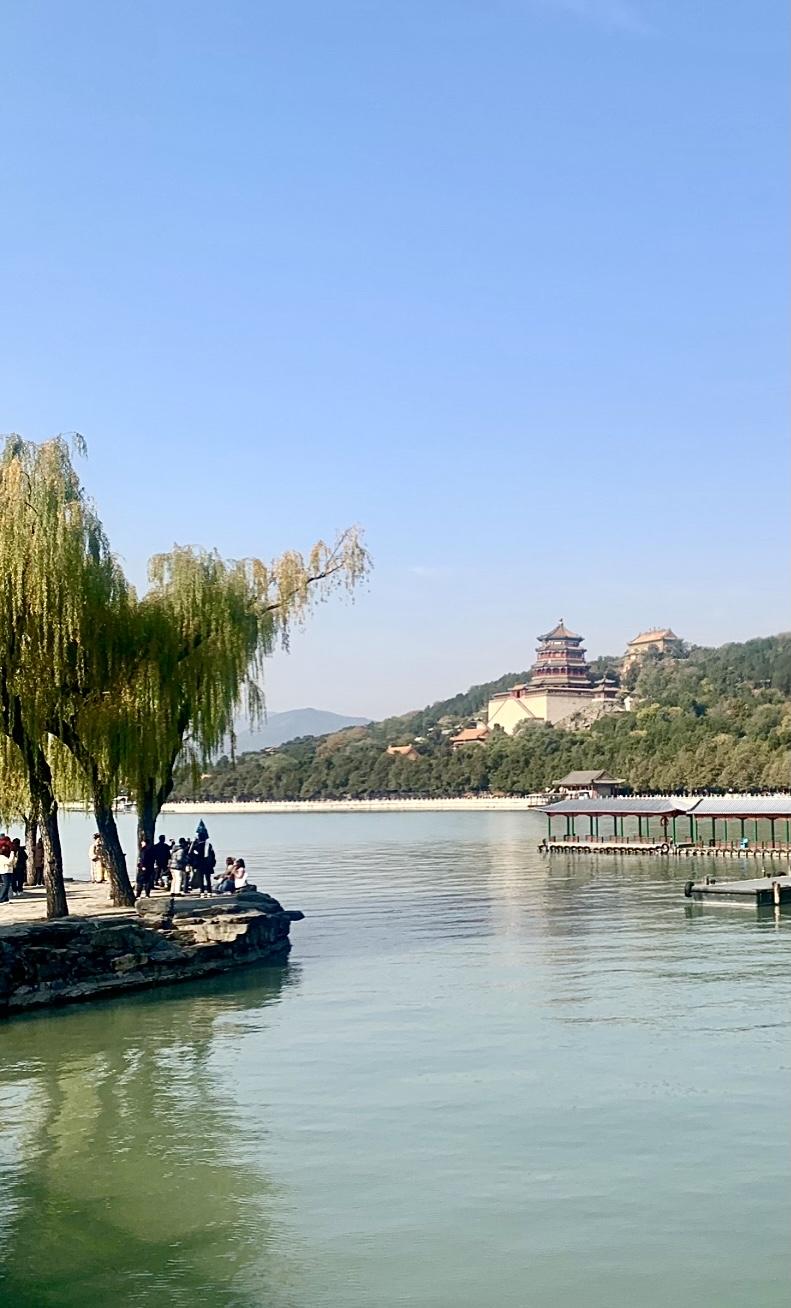 大清国要是不忘，我们怎么这么自由畅玩颐和园。
抖音里经常有这样的视频文案。但作为