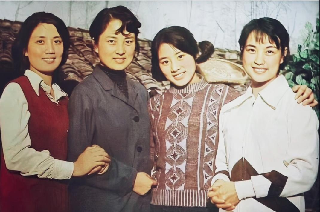 李秀明，张金玲，李凤绪，刘晓庆1981年拍电影《许茂和他的女儿们》时的合影！刘晓