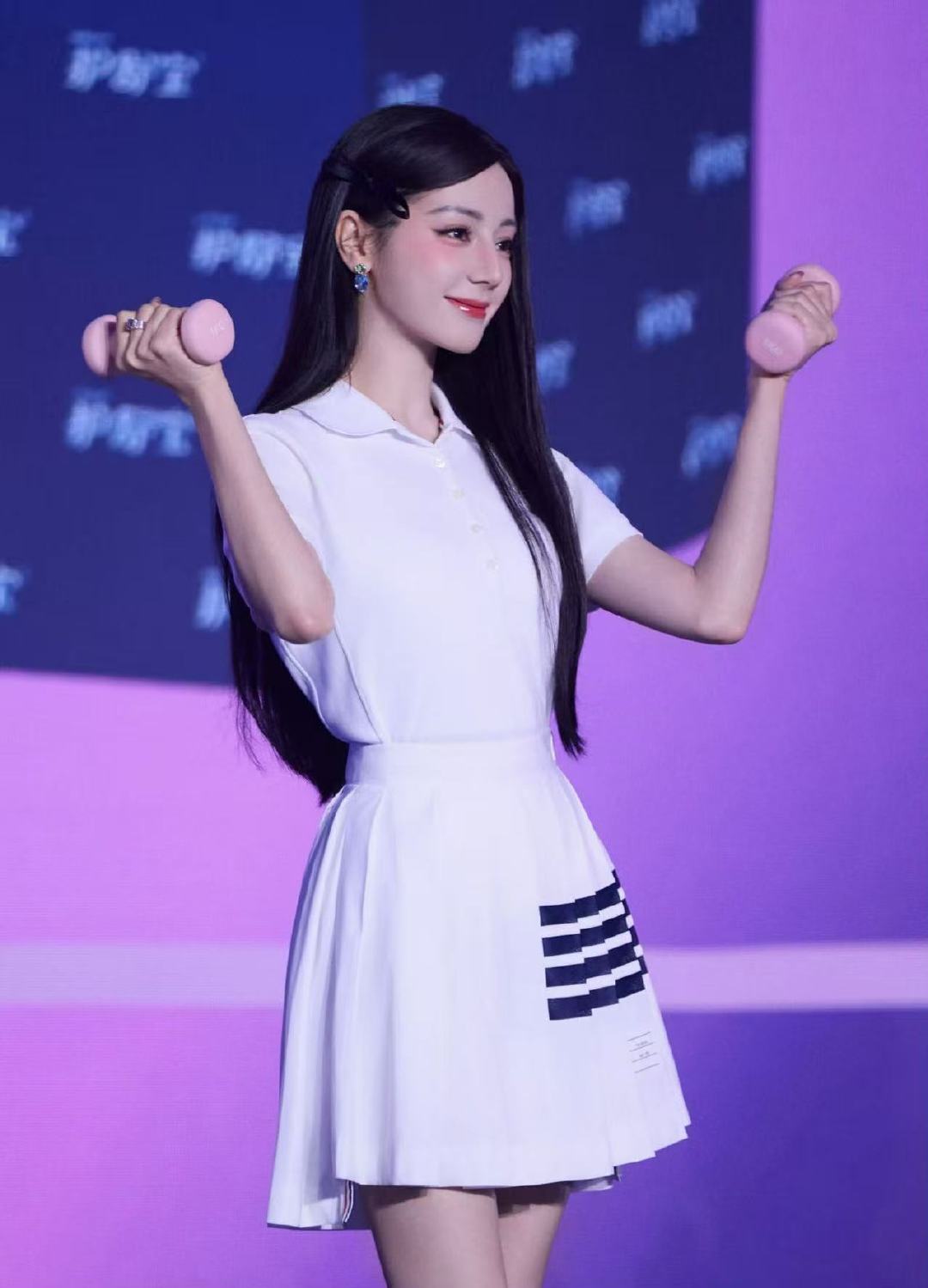 迪丽热巴并肩同行共赴成长之约迪丽热巴贴心守护温暖相伴迪丽热巴并肩同行共赴成长之约