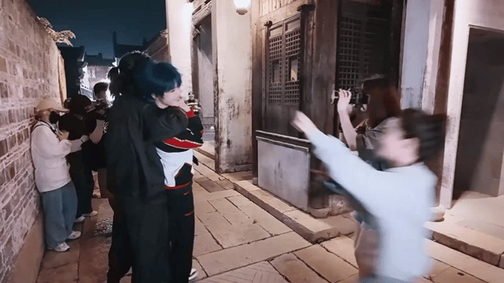 #陈昊宇一把薅住田嘉瑞假发# 游戏归游戏，薅头发咱是不是轻点啊？陈昊宇上来就一把