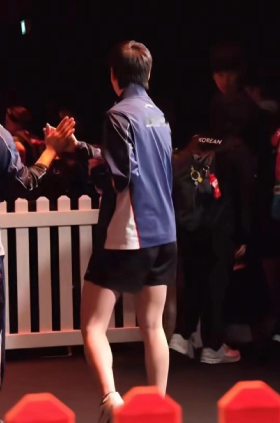 WTT新加坡大满贯，王曼昱对阵申裕斌比赛开始前，与任浩教练在候场区拍手击掌！独属