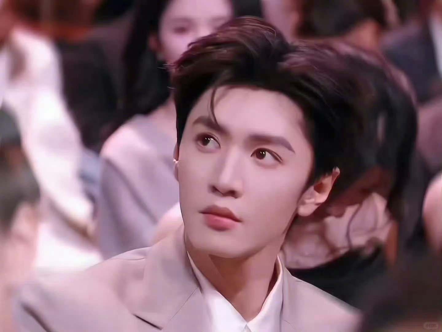 陈哲远这竟然是官摄 陈哲远完全扛住官摄怼脸，静图精致耐看，动态更是灵动帅气，越看