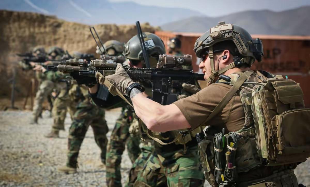 美国此次军事入侵委内瑞拉、抓捕其合法总统，是公然违反《联合国宪章》、侵犯他国主权