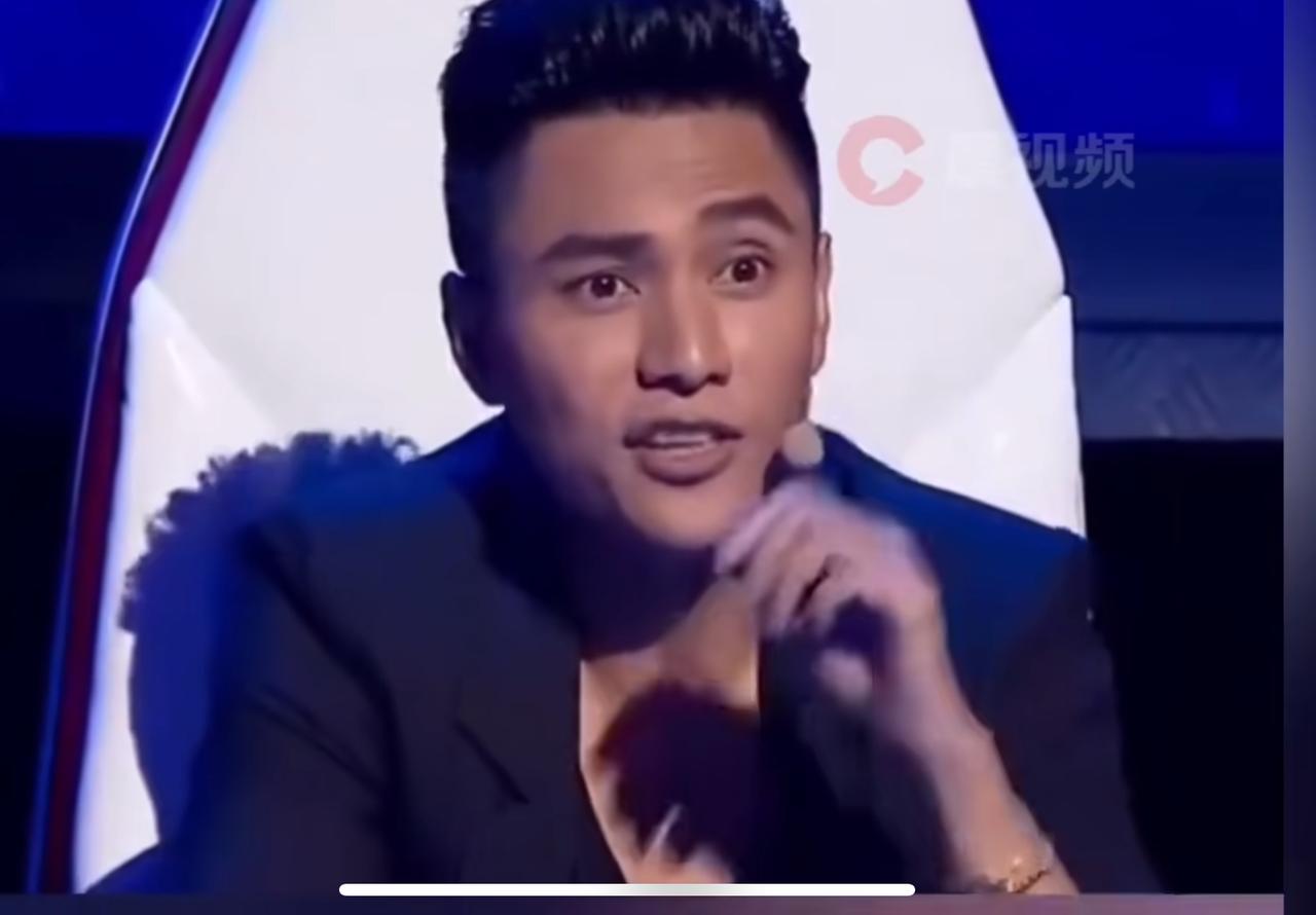 现在才明白陈坤当初的良苦用心，

在2013年的快乐男声中，小于在10进9的比赛