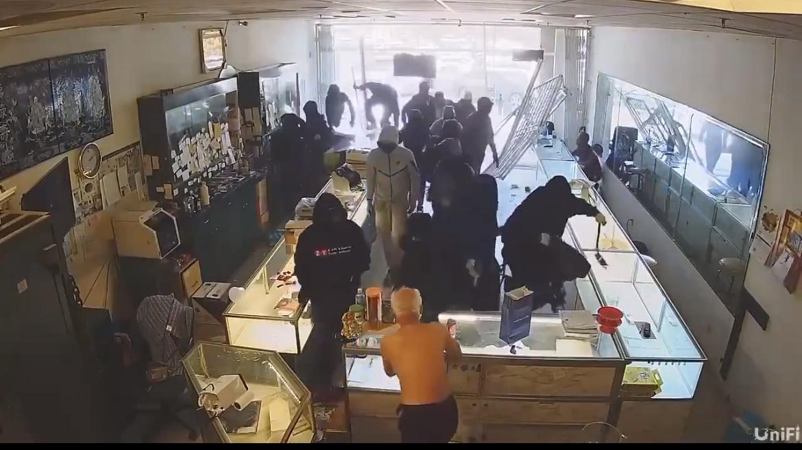 美国加州一珠宝店被被人打劫，像是看古早的港片一样精彩。开车撞开珠宝店的大门，黑压