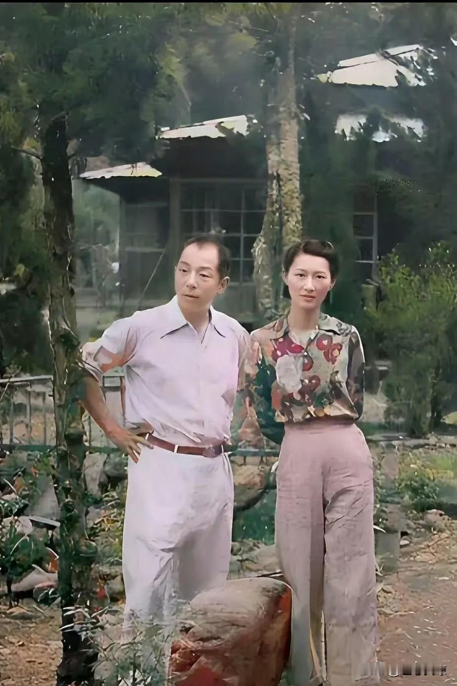 今天我问媳妇：“你认识照片上这个人不？他可是民国四大美男之一呢，你瞧瞧他的穿着打