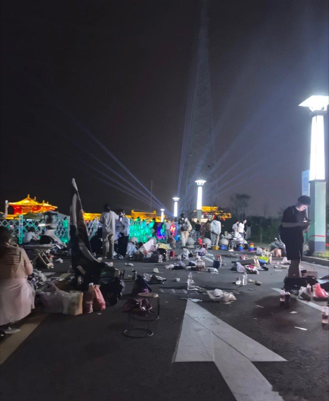 张康乐杀青，粉丝带走了回忆，留下了满地垃圾。康仔，教育一下，下次注意！ ​​​
