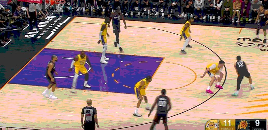 仅仅半场，随手一截，请用八百字帮助解释这些换防的合理性。 