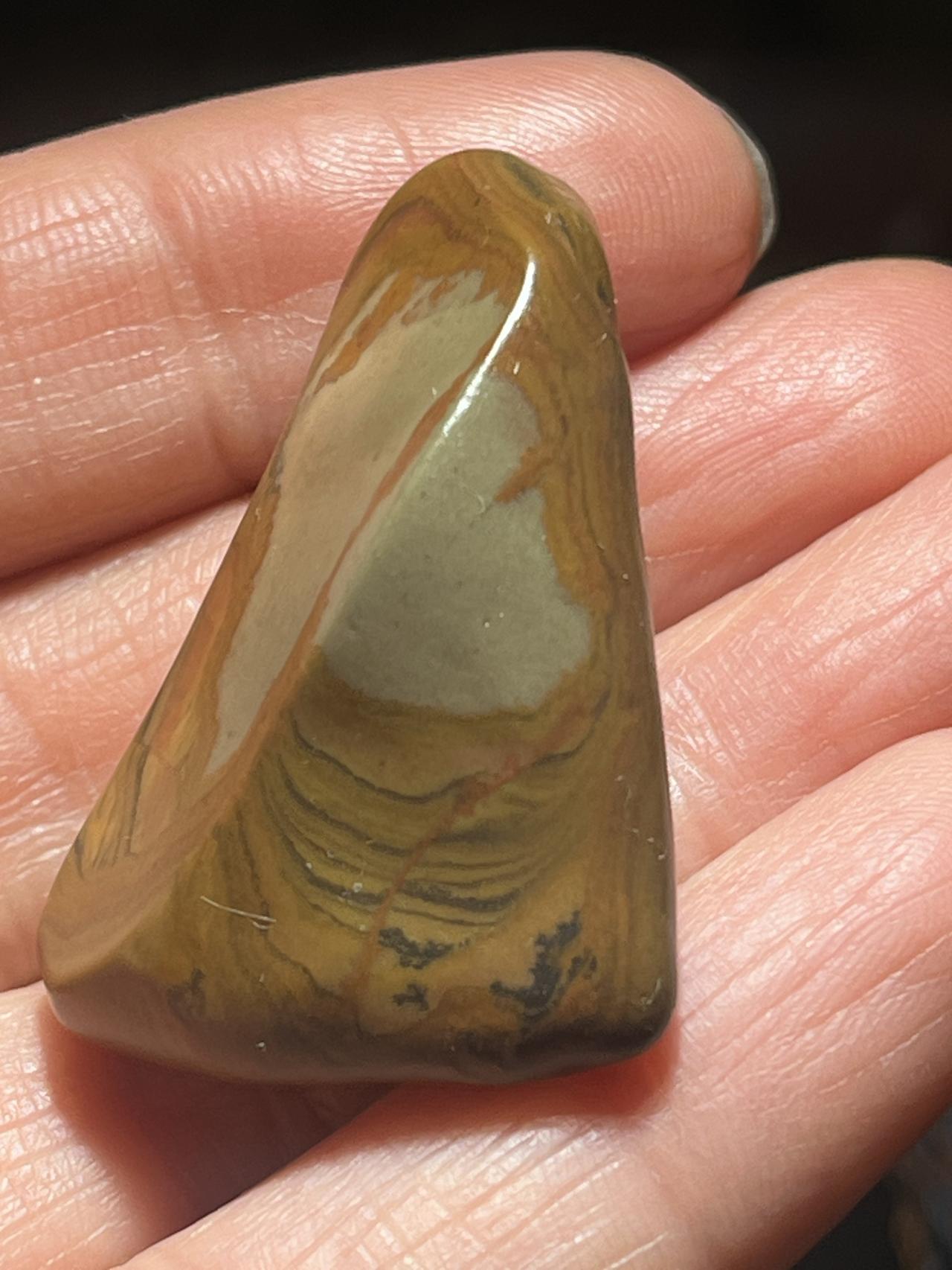 新疆彩泥原石，天生秀色可餐。戈壁亿万年淬炼，质地细腻温润，包浆醇厚油润，红、黄、