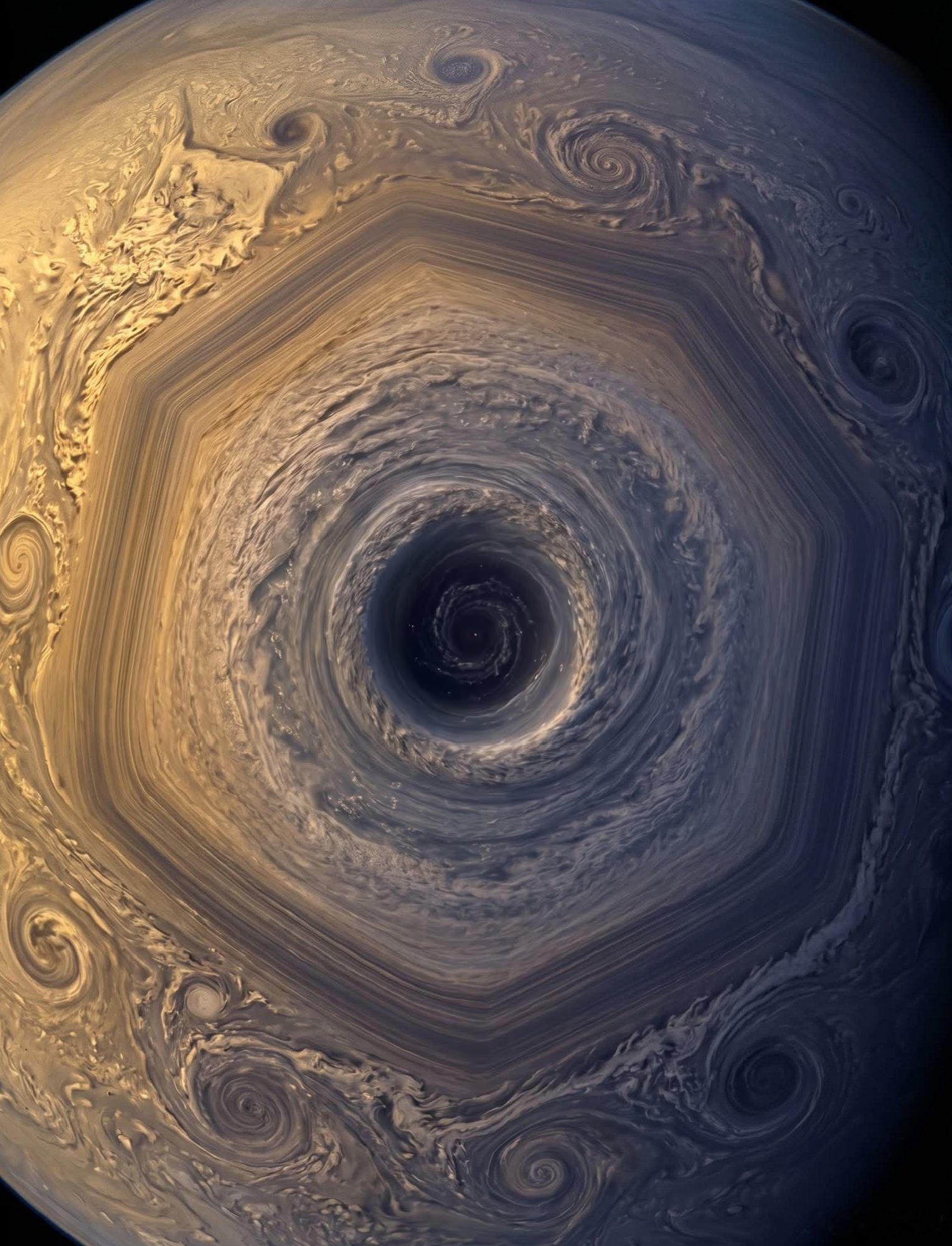 🪐 2026年4月22日，NASA 发布了关于土星北极巨大六边形风暴的惊人新数