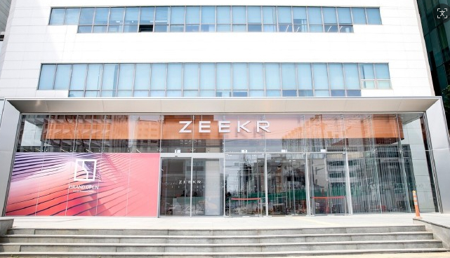 说到底其实还是归功于产品力啊全系800V高压平台，第三方充电桩也能拉满功率。自研