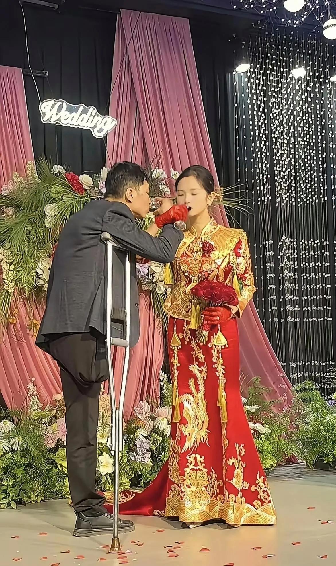 新娘一定是找到了真爱，祝他们幸福吧！