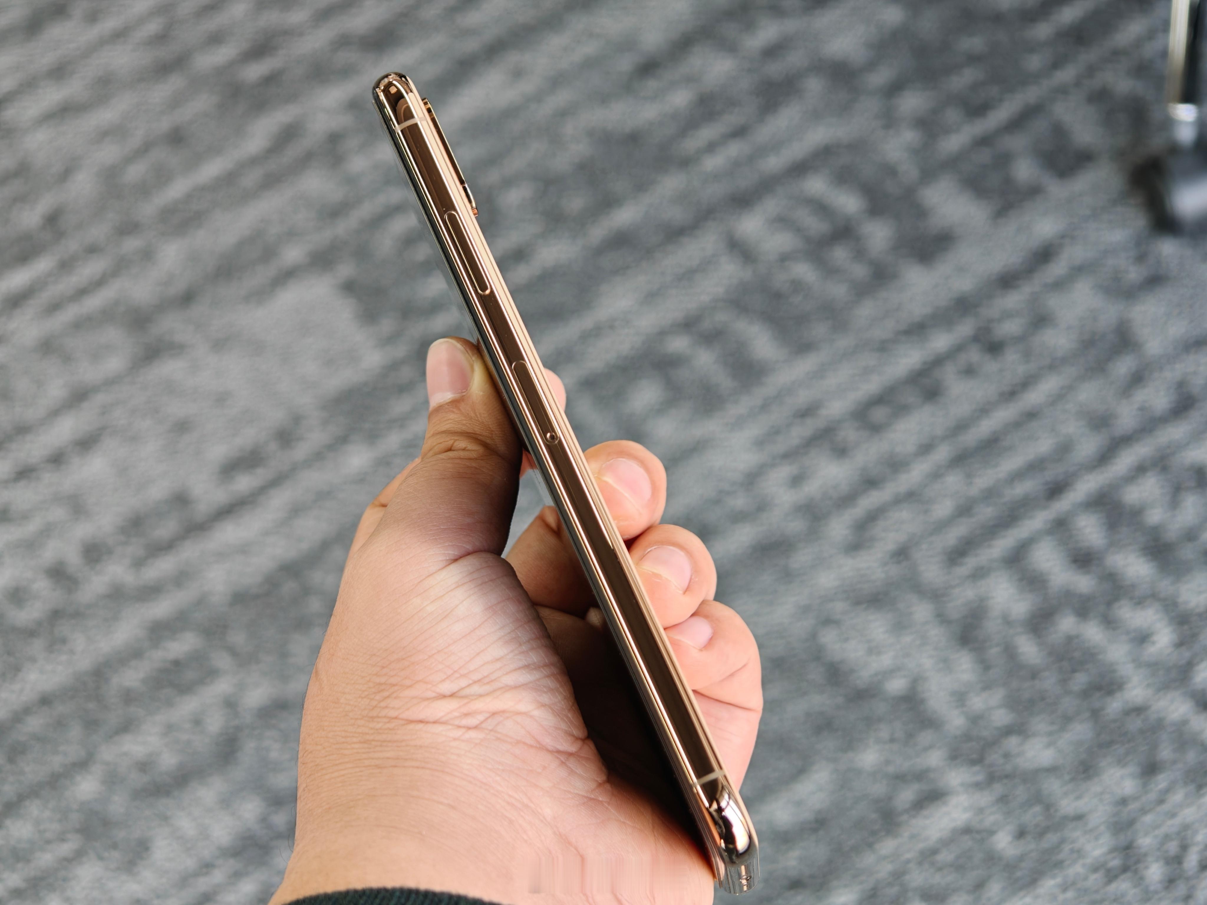 按照现在的标准，iPhone XS Max的金色还是很惊艳。淡金色的后盖一点不俗