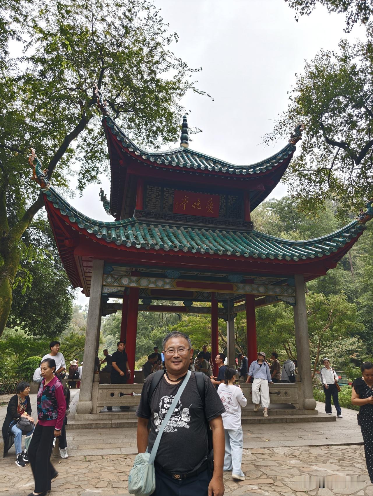 来长沙岳麓山爱晚亭看枫叶，不止拍照出片，背后故事也很有意思呵，因为杜牧路过山间，