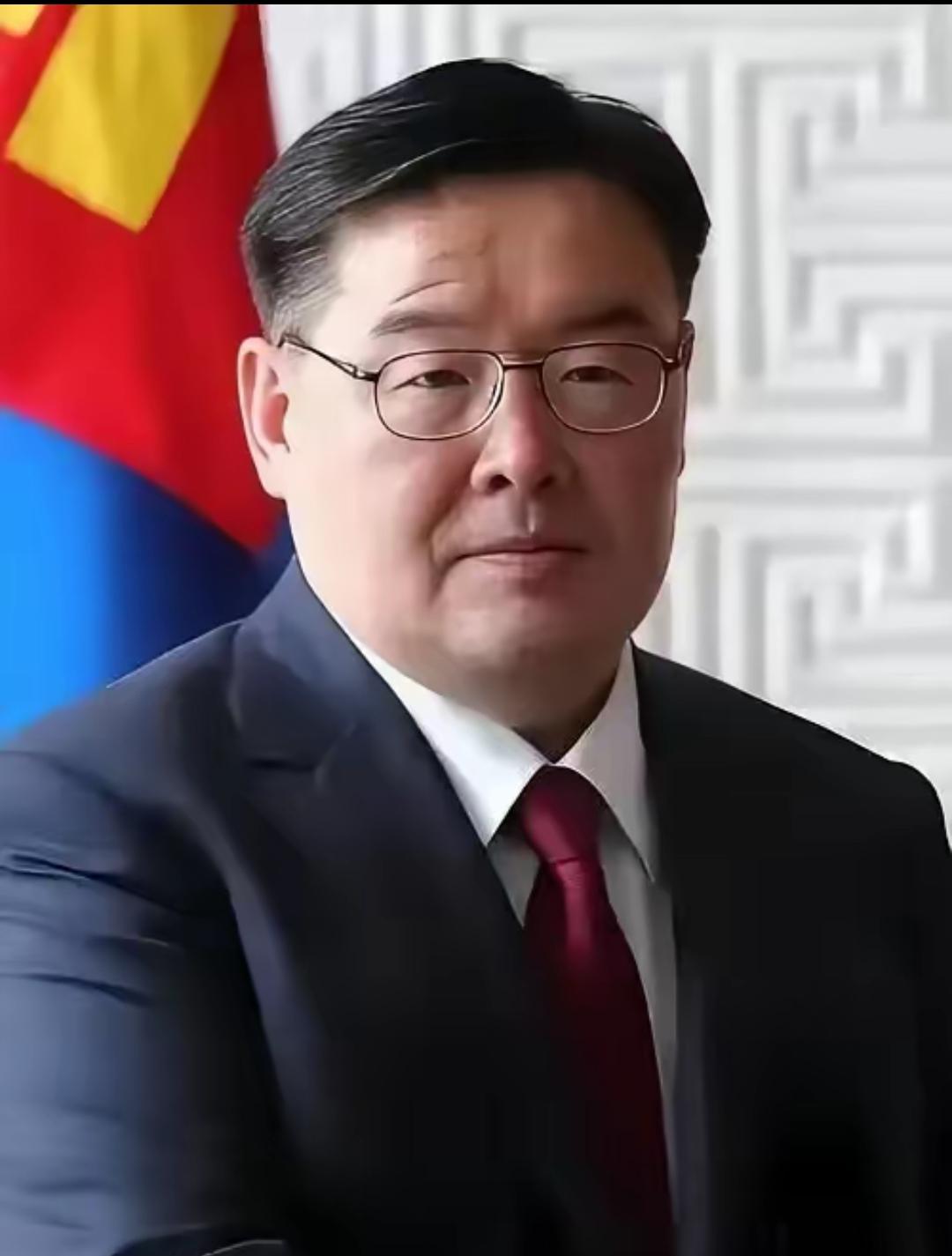 蒙古国总理赞丹沙塔尔辞职了，说白了就是蒙古国亲华派和亲西方派的斗争开始公开化，特