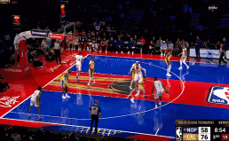 詹姆斯3分钟引领14-0，湖人90-60建立30分胜势
北京时间12月8日，湖人