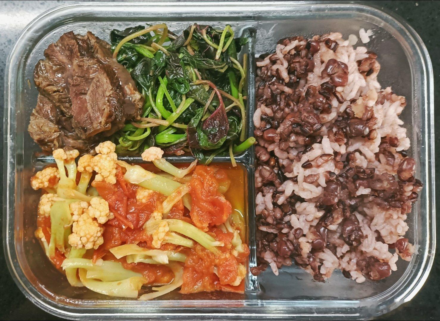 #儿子的午餐##养生新风尚# 红豆紫米饭，番茄菜花，焯拌紫苋菜，卤牛腱。实际上也
