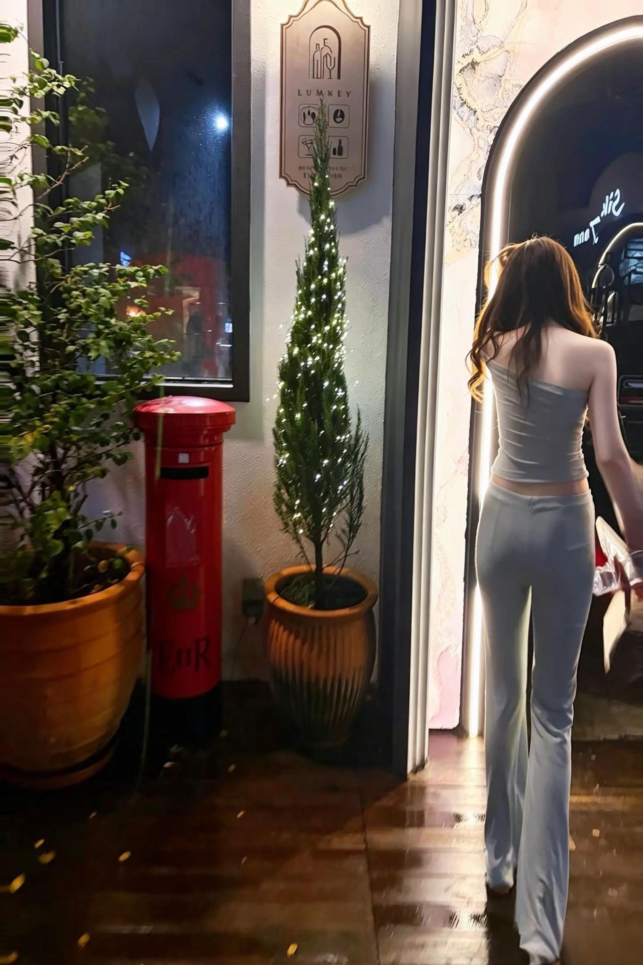 最近很治愈的一个感悟：人活着最珍贵的能从来不是事事周全的稳妥 而是始终愿意为心动