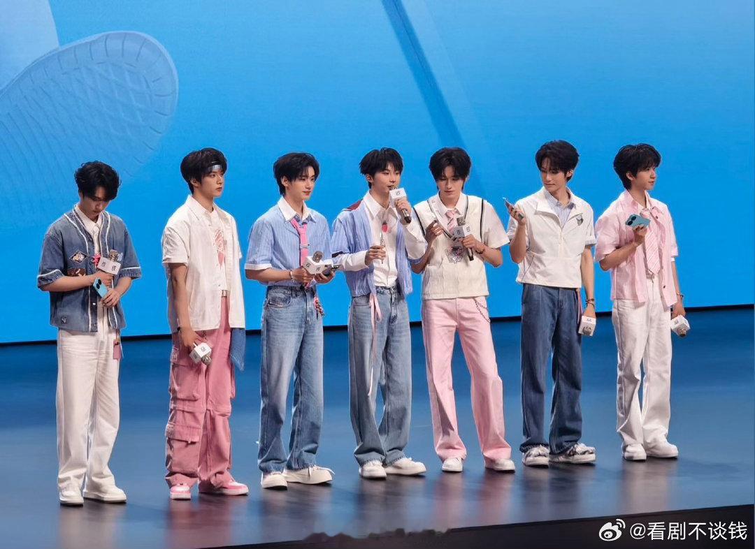 时代少年团侧颜轮廓太优越 镜头扫过七人侧颜的那一秒，我直接暂停回放。利落眉峰、高