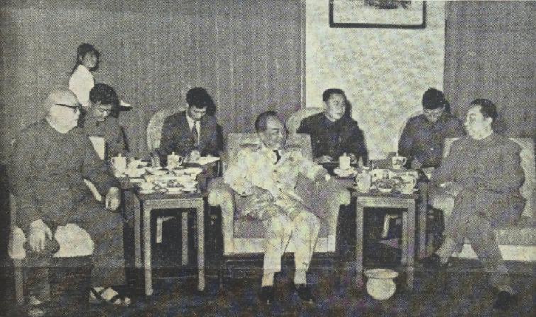 华国锋、叶剑英越南同武元甲大将亲切交谈。