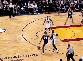 为什么老球迷总是说NBA的比赛，越看越难受了？
来看看以前科比是怎么处理这种球的