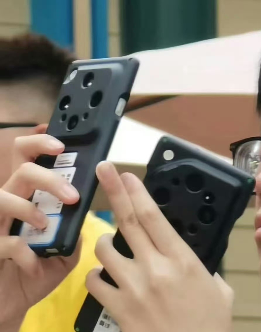 OPPO Find X9 Ultra 工程机曝光，这张图是网友拍到的，可以明确的