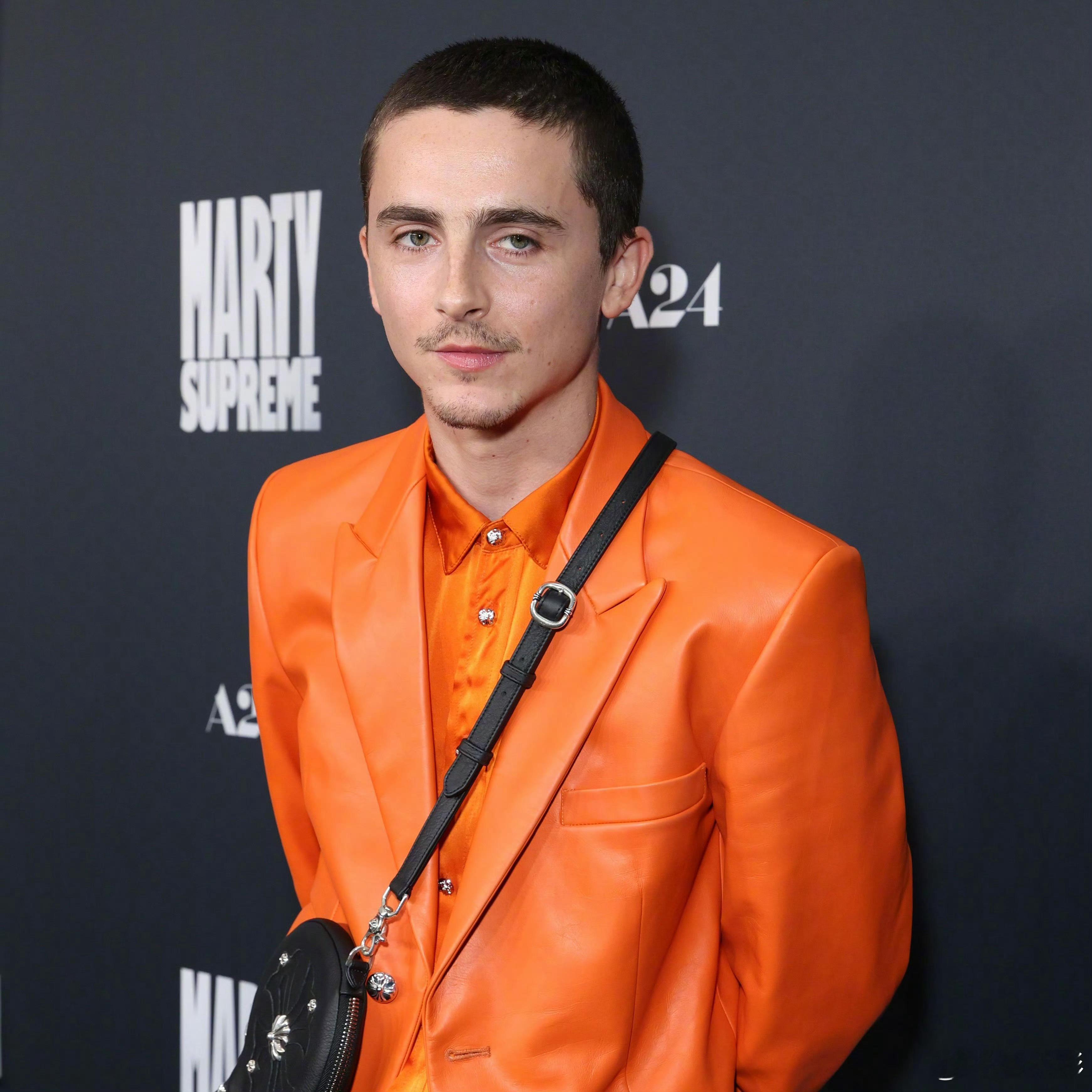 《至尊马蒂 》洛杉矶首映，主演“甜茶”提莫西·查拉梅携女友凯莉·詹娜情侣装出席！