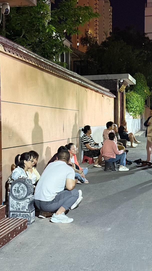 外面比家里凉快 