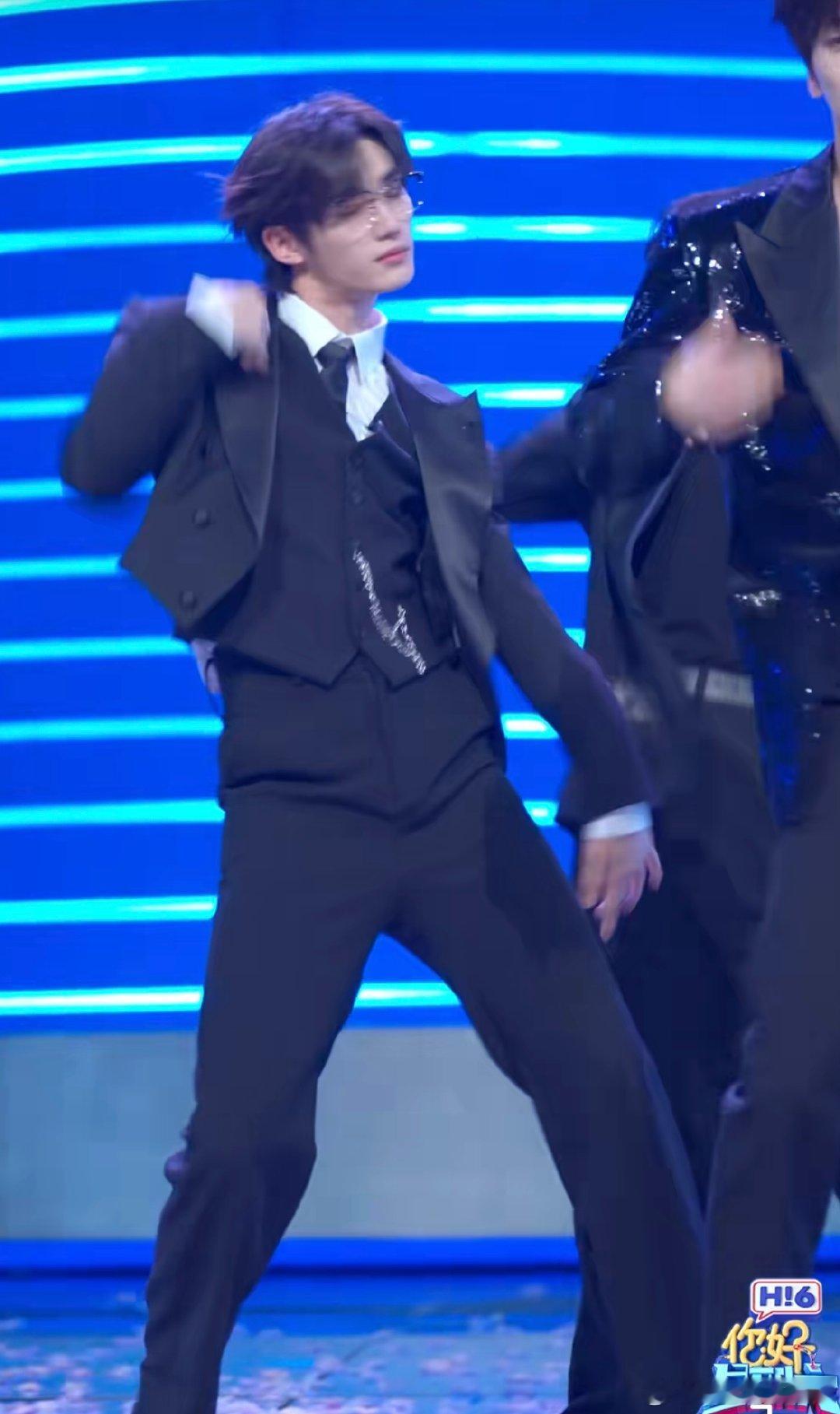 丁程鑫发牌摇扫腿舞直拍 这组直拍必须收藏！丁程鑫发牌摇优雅带感，扫腿舞卡点超准，