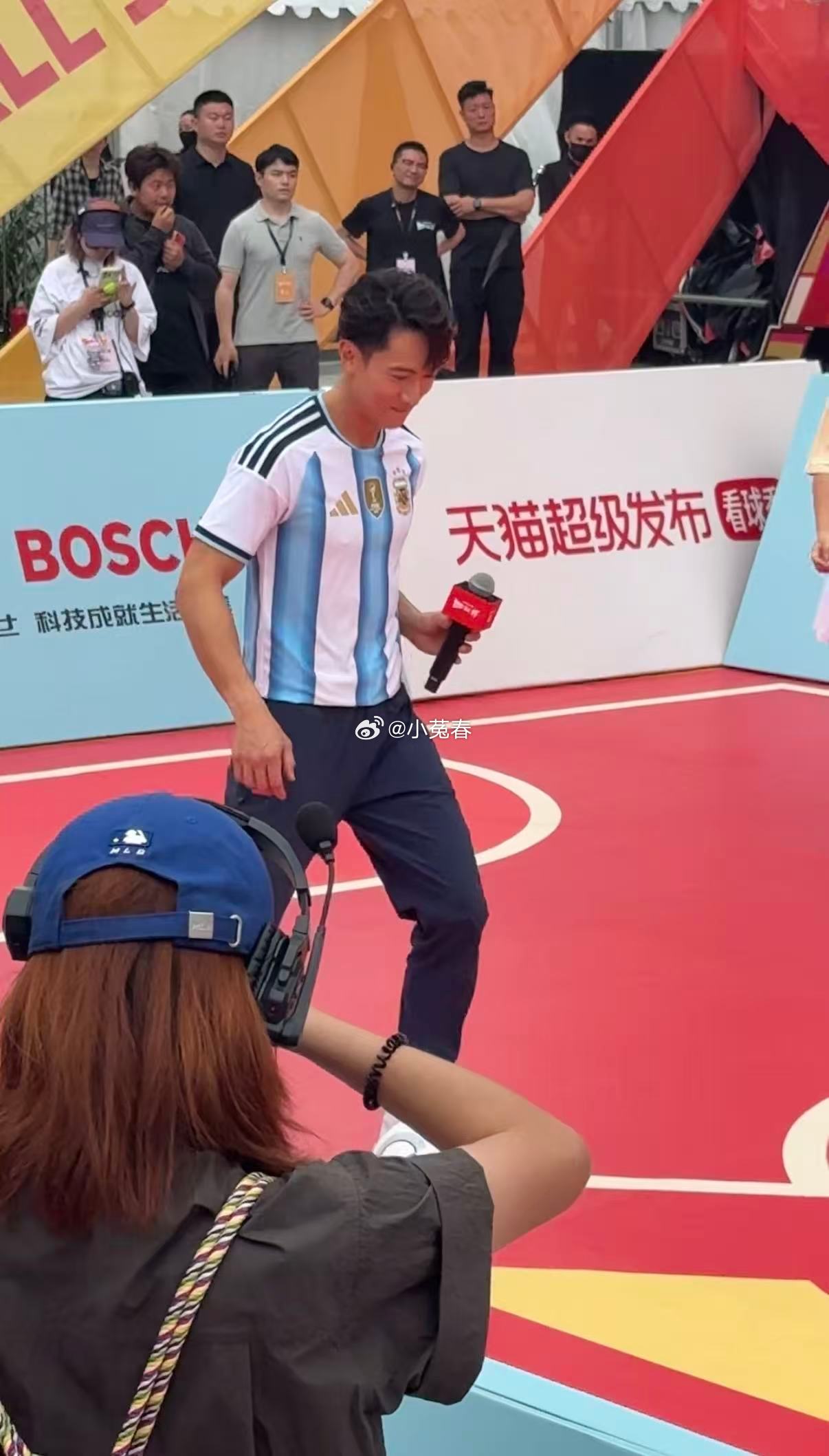 世界杯笑点过于密集了世界路人杯天猫超级发布赛场欢乐不停歇，趣味名场面轮番上线！上