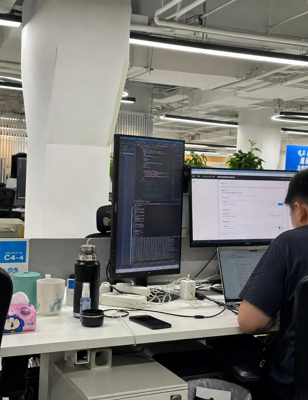 终于明白大家为啥都不愿意带 AI 开发新人了
最近带了一位转AI大模型方向的新人