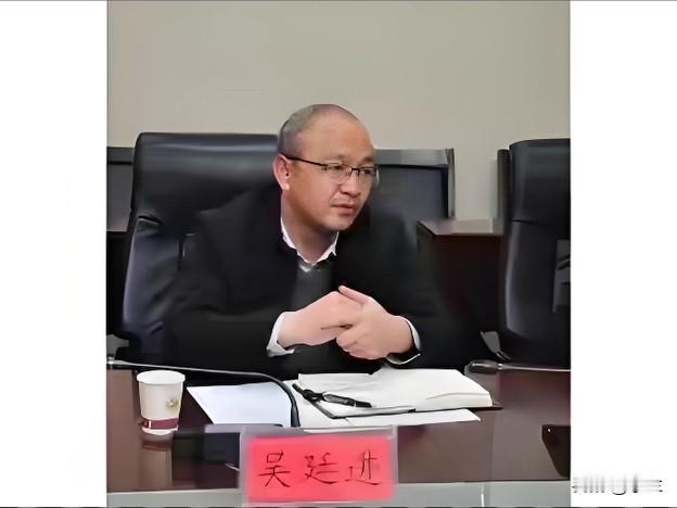 今天酉阳县酉州实业集团的吴廷进又上了热搜，他在重庆酉阳县工作了几十年，
曾在环保