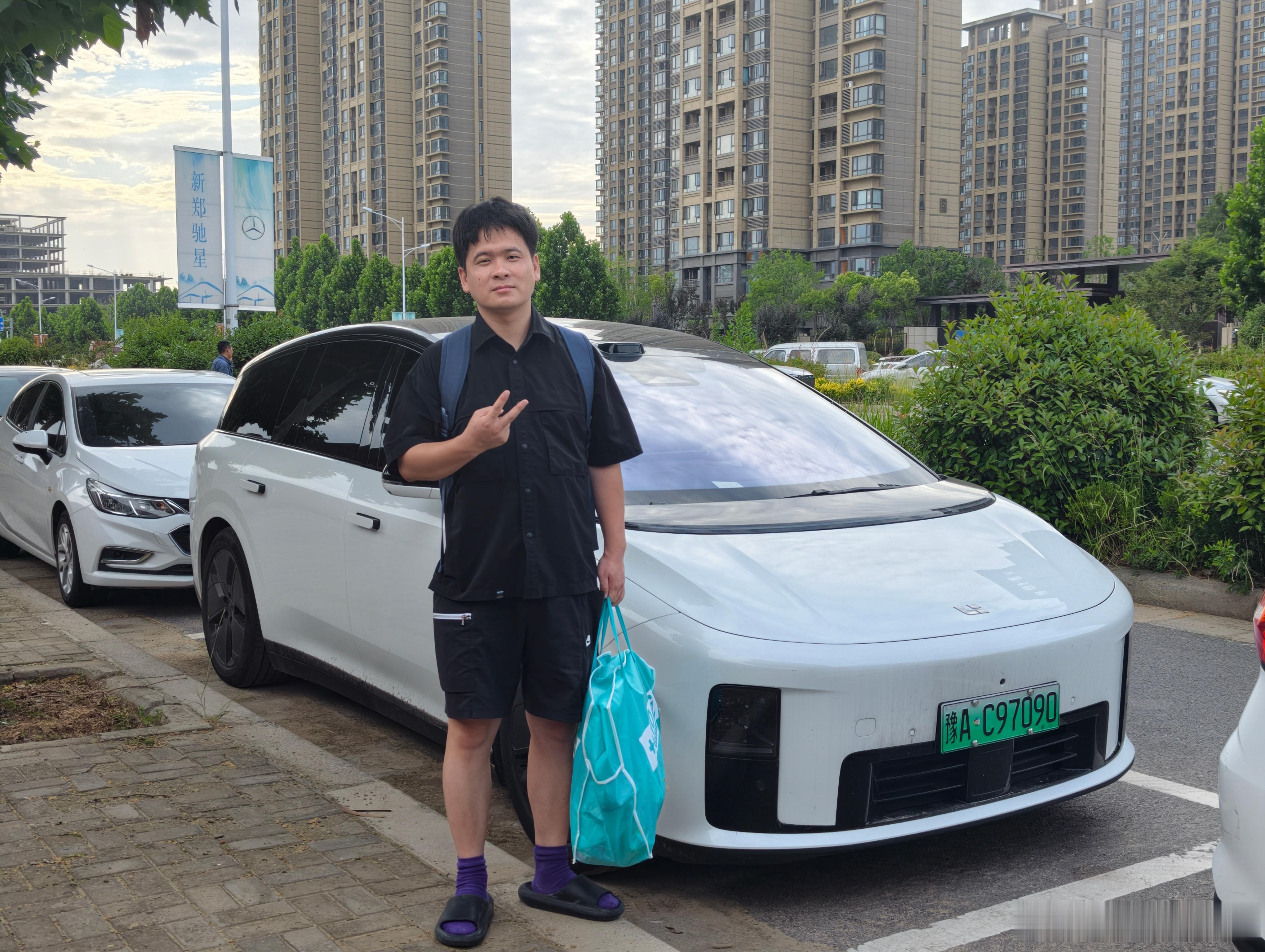 理想i8发布作为理想i8得老车主，看到新款的诞生，我有点恍惚，这车我已经开了一年