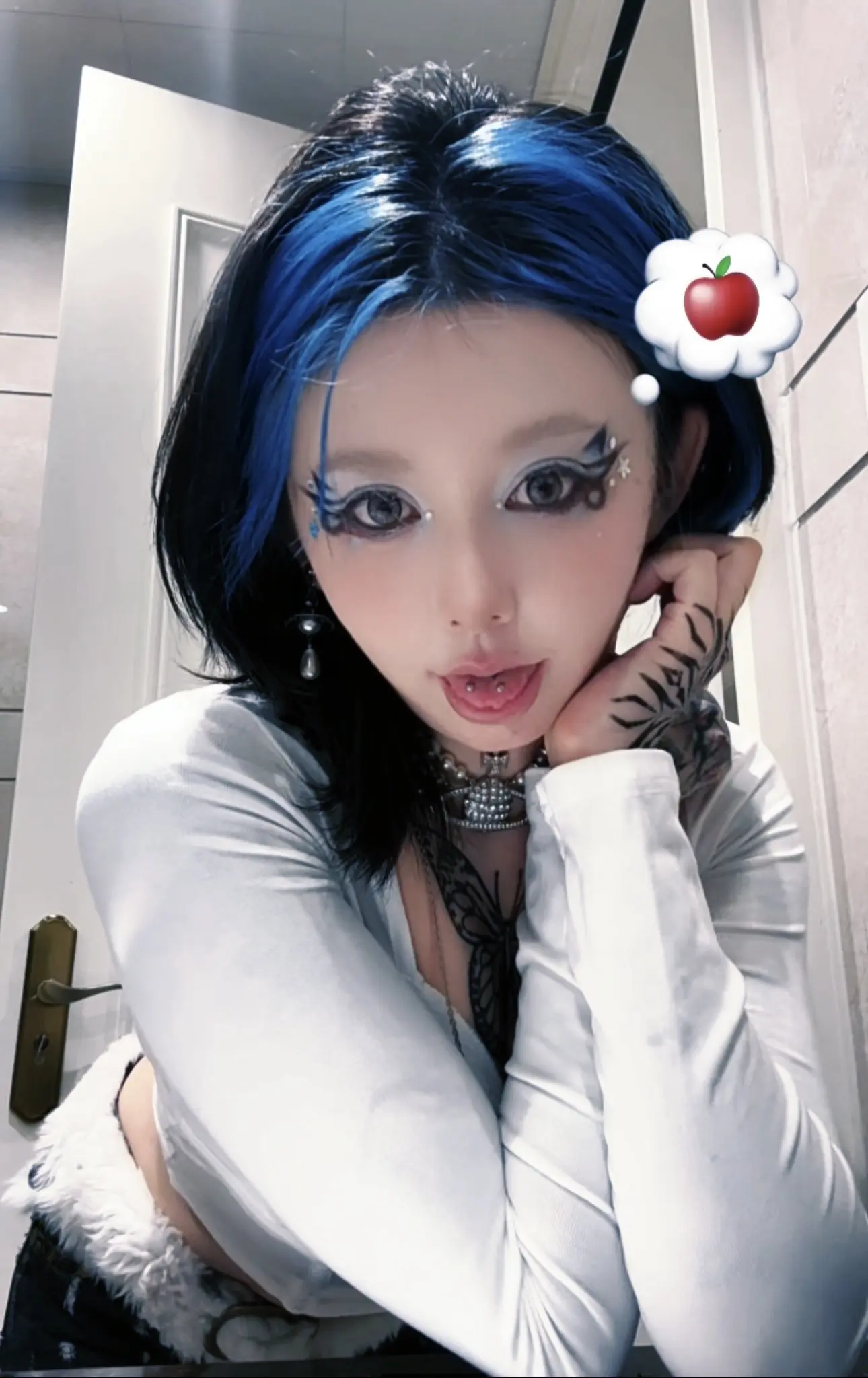 女纹身师 创意妆 蓝发